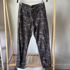 Athleta farallon jogger, green camo, size 6
